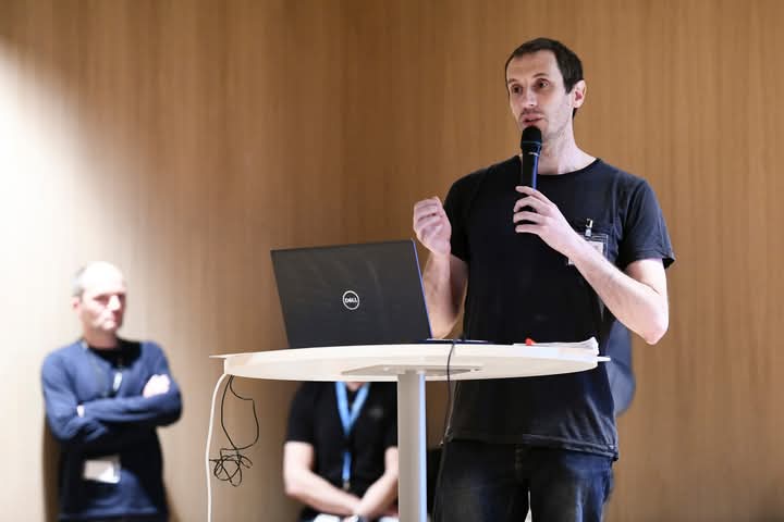 Photo de Nicolas Godelu au micro lors du GéoSDIS 2025.